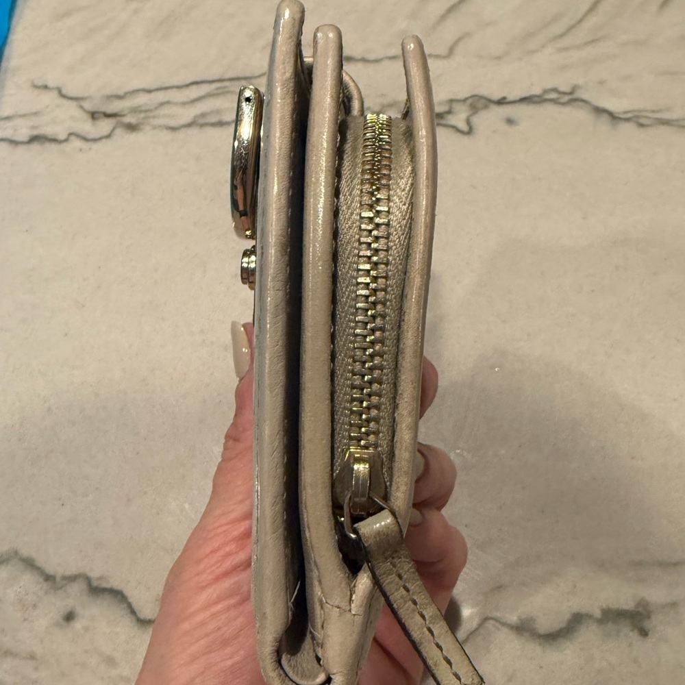 Gucci Beige GG Embossed Leather Bifold Wallet Gold D-Clasp Vintage Authentic - Picture 9 of 16